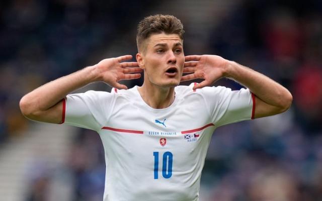 开云体育在线-【史话】媲美小贝小罗！希克超远程吊门勾起传世回忆